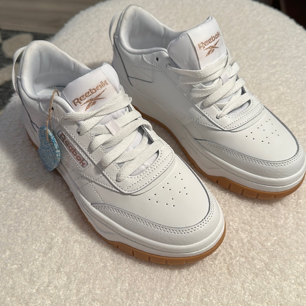 NWT Reebok white sneakers- 7 1/2